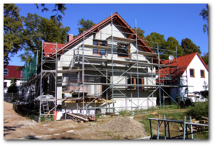 Das Eigenheim mit Gerüst in der Bauphase.