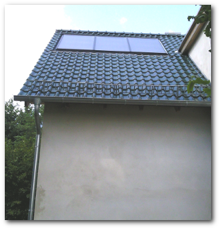 Solarkollektoren auf dem Dach des Eigenheims