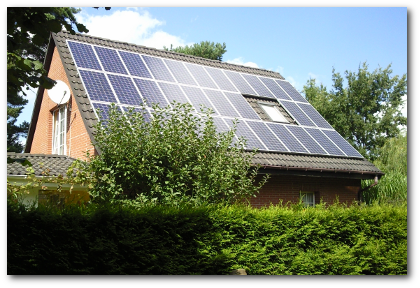 Solarzellen erzeugen Strom im Eigenheim